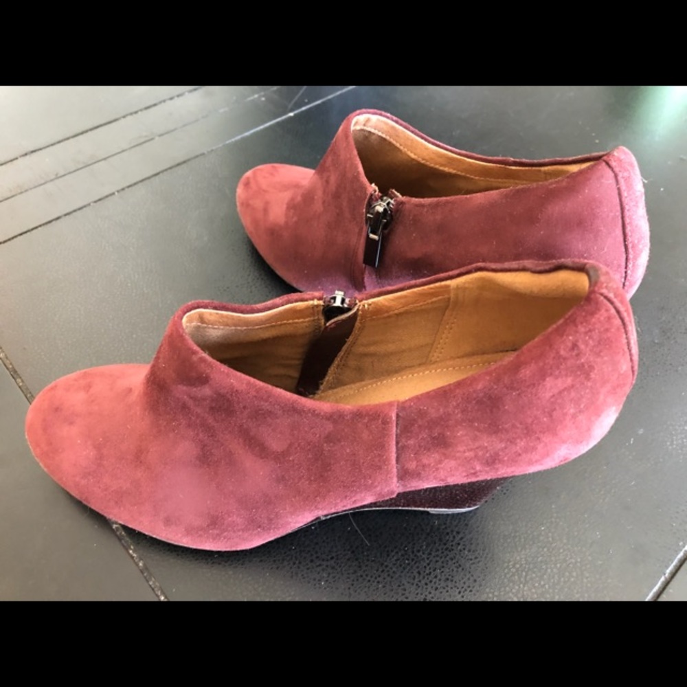 Clarks Artisan purple velvet heels 👠